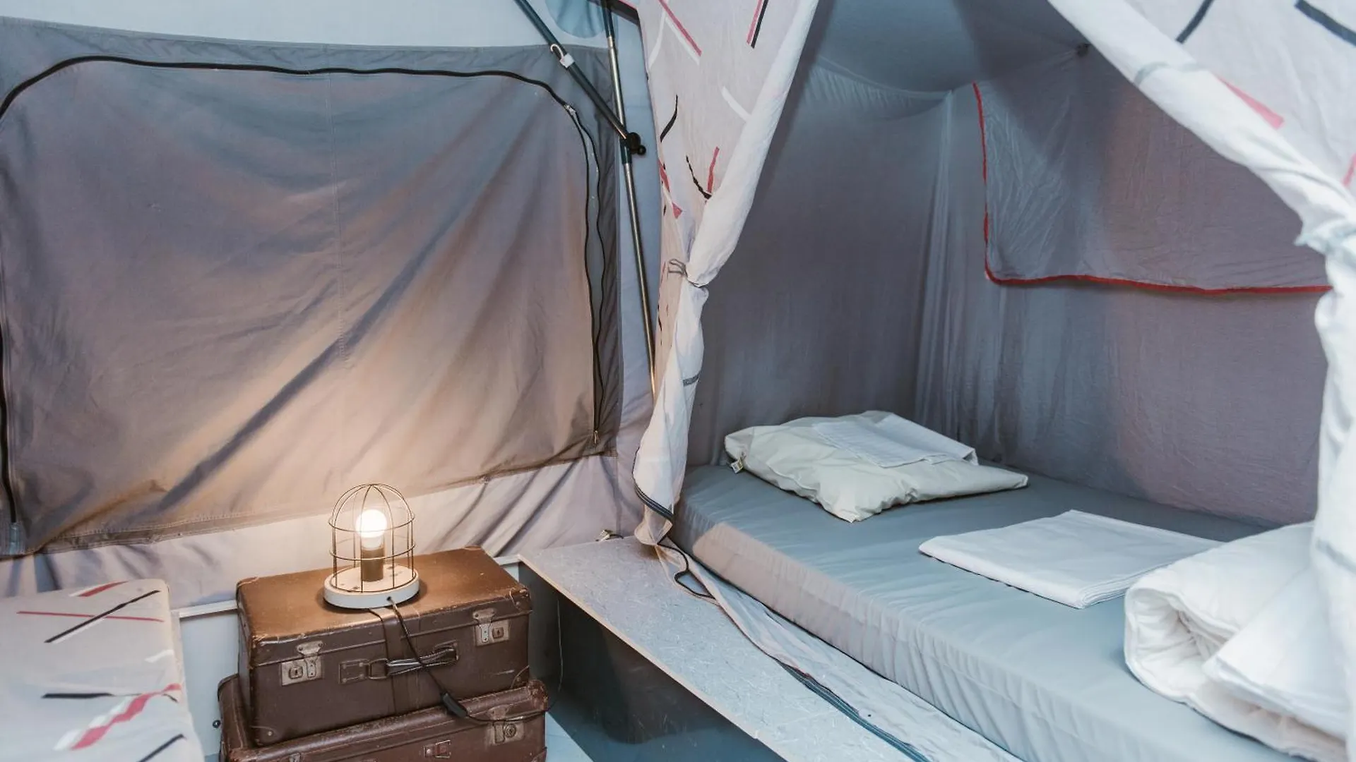 גנט Treck Hostel 0*,